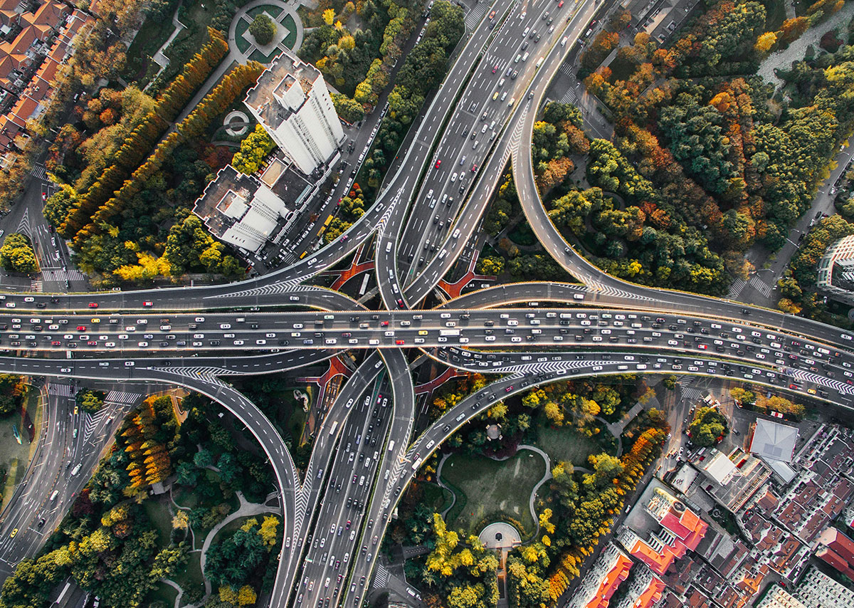 Luftaufnahmen von einer mit Autos befahrenen Autobahn